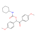 环己基氨基甲酸1,2-双(4-甲氧基苯基)-2-氧乙酯
