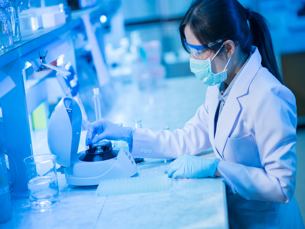 科学家使用先进实验设备
